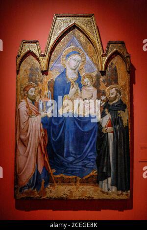 Italien Umbrien Perugia - Nationalgalerie Umbriens: Monographische Ausstellung (1362-1422) - Madonna mit Kind thront zwischen dem heiligen Jakobus Major und dem Heiligen Stockfoto