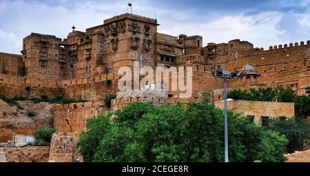 Jaisalmer, Indien - August 2020: Fassade des Jaisalmer Fort Palace am 20. August 2020 in Jaisalmer, Rajasthan, Indien. Stockfoto