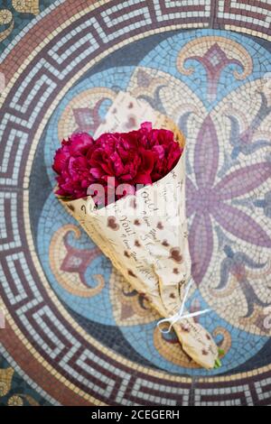 Helles Bouquet von roten Blumen Stockfoto