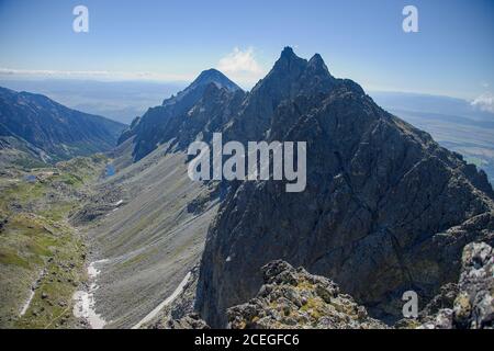 Blick von Východná-Vysoká auf den Slávkovský-Grat über dem Veľká studená-Tal in der Hohen Tatra, Slowakei Stockfoto