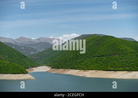 Panoramablick auf grüne Berge rund um die Altstadt und Fluss Zusammenfluss mit Straße in der Nähe an sonnigen Sommertag Stockfoto