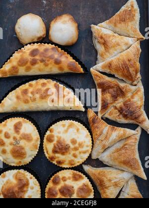 Von oben in Nahaufnahme von köstlichen frisch gebackenen Samosa mit Sesam auf goldene Kruste, Usbekistan Stockfoto