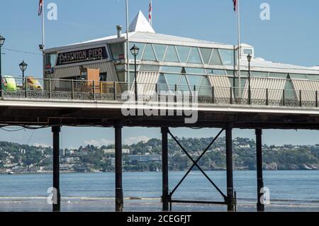 Die englische Riviera Stadt Torquay durch die Stützen gesehen Von der Anlegestelle bei Paignton an der Kanalküste in south Devon Stockfoto