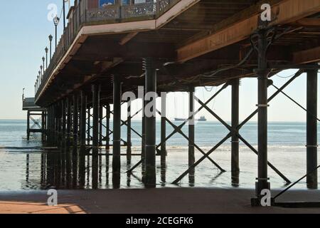 Blick auf den Ärmelkanal unter dem Pier In Paignton an der Kanalküste in Süd-Devon Stockfoto