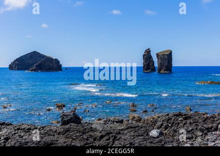 Küste von der Stadt Mosteiros auf der Insel Sao Miguel. Sao Miguel ist Teil des Azoren-Archipels im Atlantischen Ozean. Stockfoto