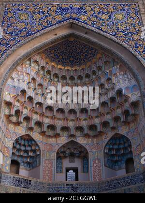 Von unten innen Aufnahme von erstaunlichen Design der Moschee Kuppel mit bunten Ornamenten und Bögen, Usbekistan Stockfoto