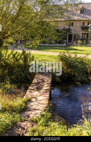 Abendlicht auf einer alten Steinbrücke über das River Eye im Cotswold-Dorf Upper Slaughter, Gloucestershire, Großbritannien Stockfoto