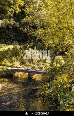 Abendlicht auf einer alten Steinbrücke über das River Eye im Cotswold-Dorf Upper Slaughter, Gloucestershire, Großbritannien Stockfoto