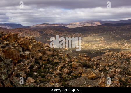 Die Felsbrocken verstreuten Täler der Cederberg Mountains, Südafrika, von den Stadsaal Caves aus gesehen Stockfoto