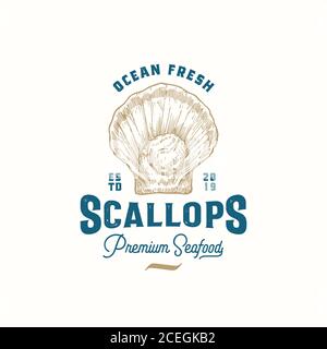 Ocean Fresh Scallops abstrakte Vektor-Zeichen, Symbol oder Logo-Vorlage. Handgezeichnete Scallop Mollusk Skizze Illustration mit Premium Retro Typografie Stock Vektor