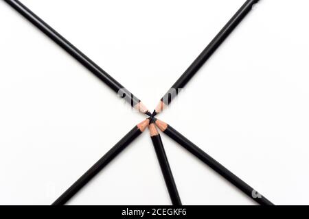 Einfaches Konzept der Kreativität mit Overhead Schuss von schwarzen Bleistiften Auf Papier Stockfoto