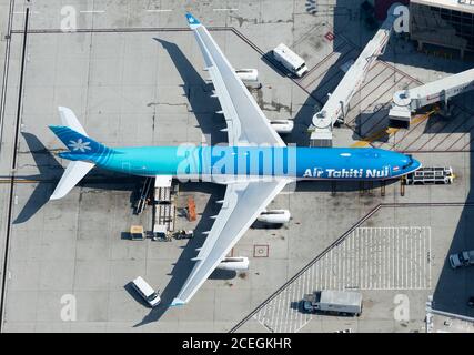 Air Tahiti Nui Airbus A340 am Los Angeles International Airport geparkt. Fluggesellschaft aus Französisch-Polynesien. Flugzeug registriert als F-OSEA. Stockfoto