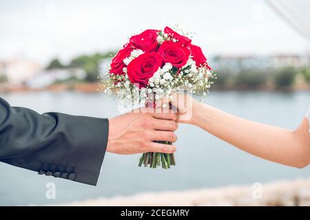 Braut und Bräutigam holding Wedding Bouquet Stockfoto