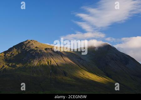 Schottland, Isle of Skye, Sligachan. Blick auf Glamaig und die Red Cuillin der Skye Berge, von Loch Sligachan. Stockfoto