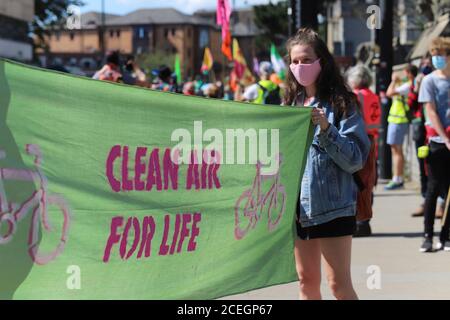 Cardiff, Wales, Großbritannien. September 2020. Extinction Rebellion Demonstranten übernehmen Cardiff und marschieren auf den Senedd, um eine grüne Erholung und die Verabschiedung des CEE-Gesetzes am ersten Tag einer Aktionswoche zu fordern. Eine weibliche Protesterin in einer rosa Maske hält ein Banner mit der Aufschrift saubere Luft fürs Leben Kredit: Denise Laura Baker/Alamy Live News Stockfoto