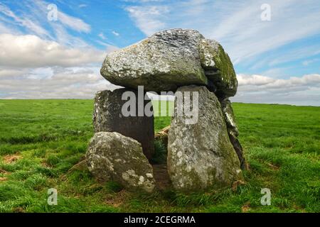 Bodowyr Burial Chamber in Anglesey, Wales gilt als neolithisch und als Dolmen oder Durchgangsgrab bekannt. Himmel und Hintergrund wurden verändert. Stockfoto