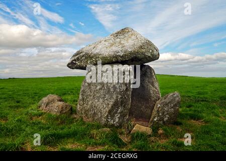 Bodowyr Burial Chamber in Anglesey, Wales gilt als neolithisch und als Dolmen oder Durchgangsgrab bekannt. Himmel und Hintergrund wurden verändert. Stockfoto