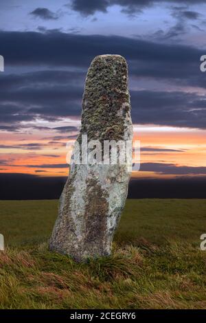 Penrhos Feilw Standing Stones, Holy Island, Anglesey, Nordwales stammen vermutlich aus der Bronzezeit. In diesem Bild wurde der Himmel verändert. Stockfoto