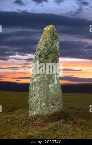 Penrhos Feilw Standing Stones, Holy Island, Anglesey, Nordwales stammen vermutlich aus der Bronzezeit. In diesem Bild wurde der Himmel verändert. Stockfoto