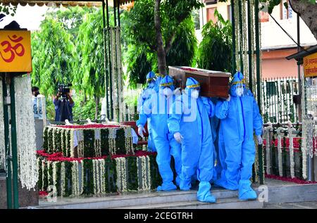 Neu Delhi, Indien. September 2020. Der ehemalige Präsident von Indien Pranab Mukherjee legte mit voller militärischer Ehre zur Ruhe. Pranab hatte COVID19 positiv getestet und am 10. August im Armeekrankenhaus operiert. Soldaten der Armee tragen die sterblichen Überreste des ehemaligen Präsidenten Pranab Mukherjee während seiner Beerdigungszeremonie am 1. September 2020 auf dem Gelände der Lodhi Road in Neu-Delhi. Stockfoto