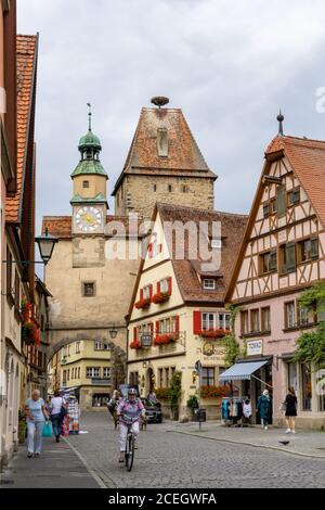 Rothenburg ob der Tauber, Bayern / Deutschland - 23. Juli 2020: Blick auf einen der vielen Stadttore-Wachtürme in der mittelalterlichen bayerischen Stadt Rothenbu Stockfoto