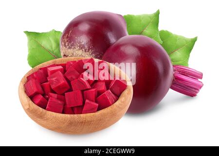 Rote Bete in Holzschale isoliert auf weißem Hintergrund mit Clipping Pfad und volle Tiefenschärfe gewürfelt Stockfoto