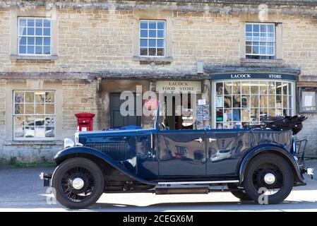 1935 vintage Austin außerhalb Lacock Lebensmittelgeschäft, Lacock Dorf und Bürgergemeinde in der Grafschaft Wiltshire, England, Stockfoto