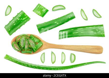 Aloe Vera in Holzlöffel auf weißem Hintergrund isoliert geschnitten. Draufsicht. Flaches Lay. Stockfoto