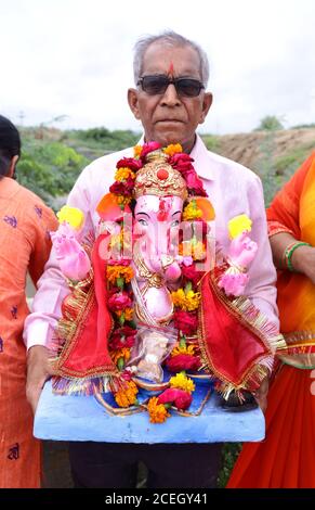 Beawar, Rajasthan, Indien, Sep 1, 2020: Hinduistischer Anhänger tragen Idol der Gottheit des Wohlstands Herr Ganesha (Elefantenkopf-Gott), bevor sie in einem Teich am letzten zehnten Tag des Ganesh Chaturthi Festivals in Beawar eintauchen. Kredit: Sumit Saraswat/Alamy Live Nachrichten Stockfoto