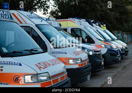 Parkplatz mit Krankenwagen Stockfoto