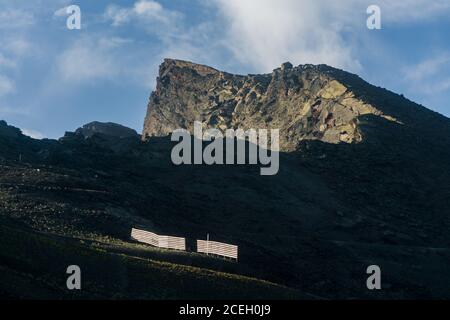 Pico del Veleta in der Sierra Nevada mit dem Licht der Dämmerung beleuchtet. Stockfoto