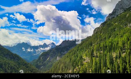 Luftpanorama des Val Sesis Gebirges, Italien. Stockfoto