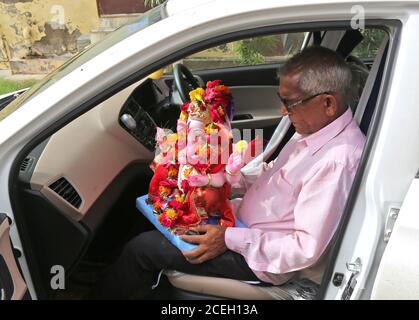 Beawar, Rajasthan, Indien, Sep 1, 2020: Hinduistischer Anhänger tragen Idol der Gottheit des Wohlstands Herr Ganesha (Elefantenkopf Gottheit), bevor sie in einem Teich am letzten zehnten Tag des Ganesh Chaturthi Festivals in Beawar eintauchen. Kredit: Sumit Saraswat/Alamy Live Nachrichten Stockfoto