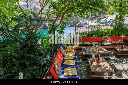 MOSTAR, BOSNIEN UND HERZEGOWINA - 2017. AUGUST 16. Café am Ufer des Flusses Neretva. Stockfoto