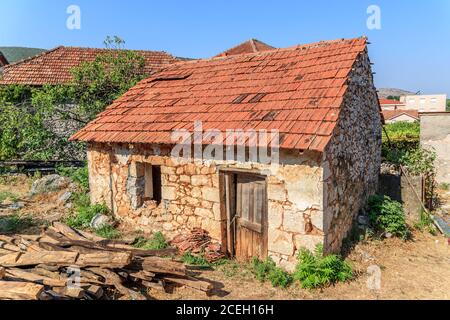 MOSTAR, BOSNIEN UND HERZEGOWINA - 2017. AUGUST 16. Alte Backsteinhaus Ruine. Stockfoto