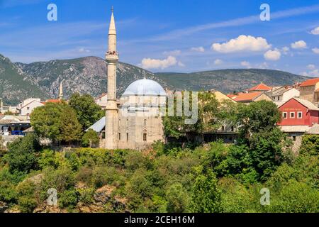 MOSTAR, BOSNIEN UND HERZEGOWINA - 2017. AUGUST 16. Koski Mehmed Pascha Moschee aus dem 17. Jahrhundert. Stockfoto