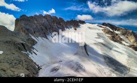 Luftaufnahme des Marmolada Gletschers von Drohne in der Sommersaison, Dolomiten. Stockfoto