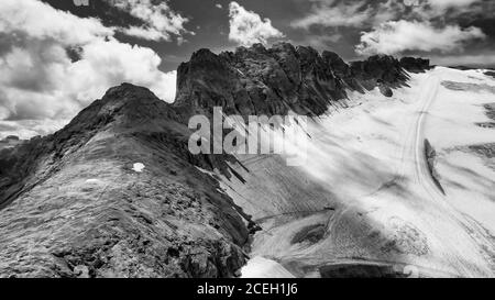 Luftaufnahme des Marmolada Gletschers von Drohne in der Sommersaison, Dolomiten. Stockfoto