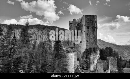 Luftaufnahme von Andraz Castle, Italian Dolomites Mountains. Stockfoto