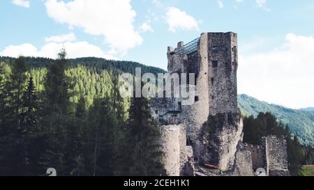 Luftaufnahme der mittelalterlichen Burg Andraz, italienische Dolomiten. Stockfoto