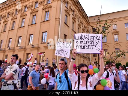 Menschen nehmen an der Demonstration in Minsk, Weißrussland, 16. August 2020 gegen die Polizeigewalt im Land beim Staatssicherheitsausschuss (KGB) der t Teil Stockfoto