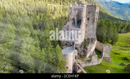 Luftaufnahme von Andraz Castle, Italian Dolomites Mountains. Stockfoto