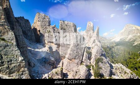 Luftpanorama Berglandschaftslandschaft von Five Towers Peaks. Cinque Torri, Dolomiten, Italien Stockfoto