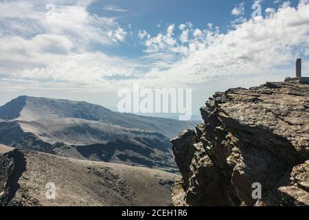 Blick auf die wichtigsten Gipfel der Sierra Nevada, im Vordergrund die Veleta, im Hintergrund die Mulhacen. Stockfoto