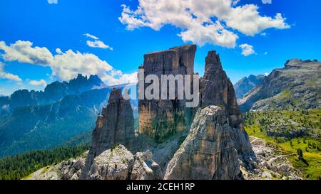 Luftpanorama Berglandschaftslandschaft von Five Towers Peaks. Cinque Torri, Dolomiten, Italien Stockfoto