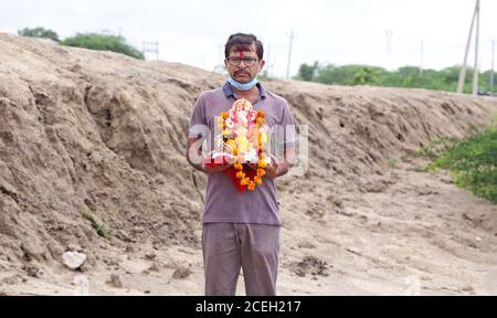 Beawar, Rajasthan, Indien, Sep 1, 2020: Hinduistischer Anhänger tragen Idol der Gottheit des Wohlstands Herr Ganesha (Elefantenkopf Gottheit), bevor sie in einem Teich am letzten zehnten Tag des Ganesh Chaturthi Festivals in Beawar eintauchen. Kredit: Sumit Saraswat/Alamy Live Nachrichten Stockfoto