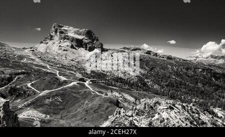 Luftpanorama Berglandschaftslandschaft von Five Towers Peaks. Cinque Torri, Dolomiten, Italien Stockfoto