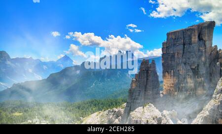 Luftpanorama Berglandschaftslandschaft von Five Towers Peaks. Cinque Torri, Dolomiten, Italien Stockfoto