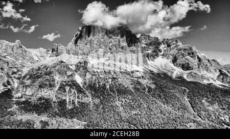 Luftpanorama Berglandschaftslandschaft von Five Towers Peaks. Cinque Torri, Dolomiten, Italien Stockfoto