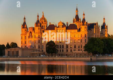 Sonnenuntergang im Schweriner Schloss. Schwerin Schloss (auch bekannt als Schwerin Schloss, Deutsch: Schweriner Schloss), ist ein schloss in der Stadt Schwerin, Stockfoto